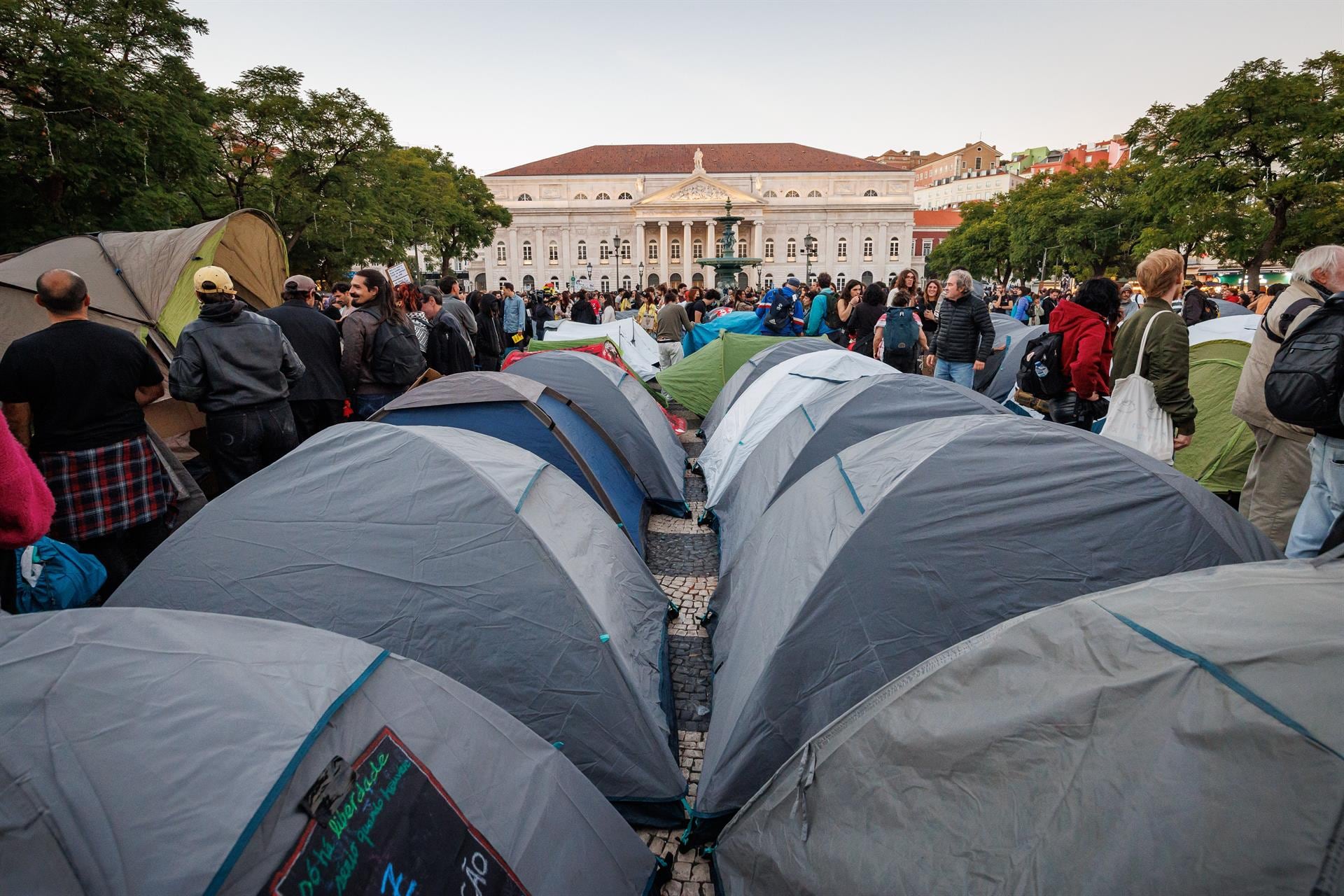 El operativo policial en la capital portuguesa dejó varios manifestantes bajo arresto y reportes de heridos leves.