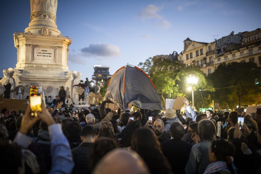 Los activistas levantaron más de 100 tiendas de campaña tras una marcha multitudinaria por las avenidas de Lisboa.
