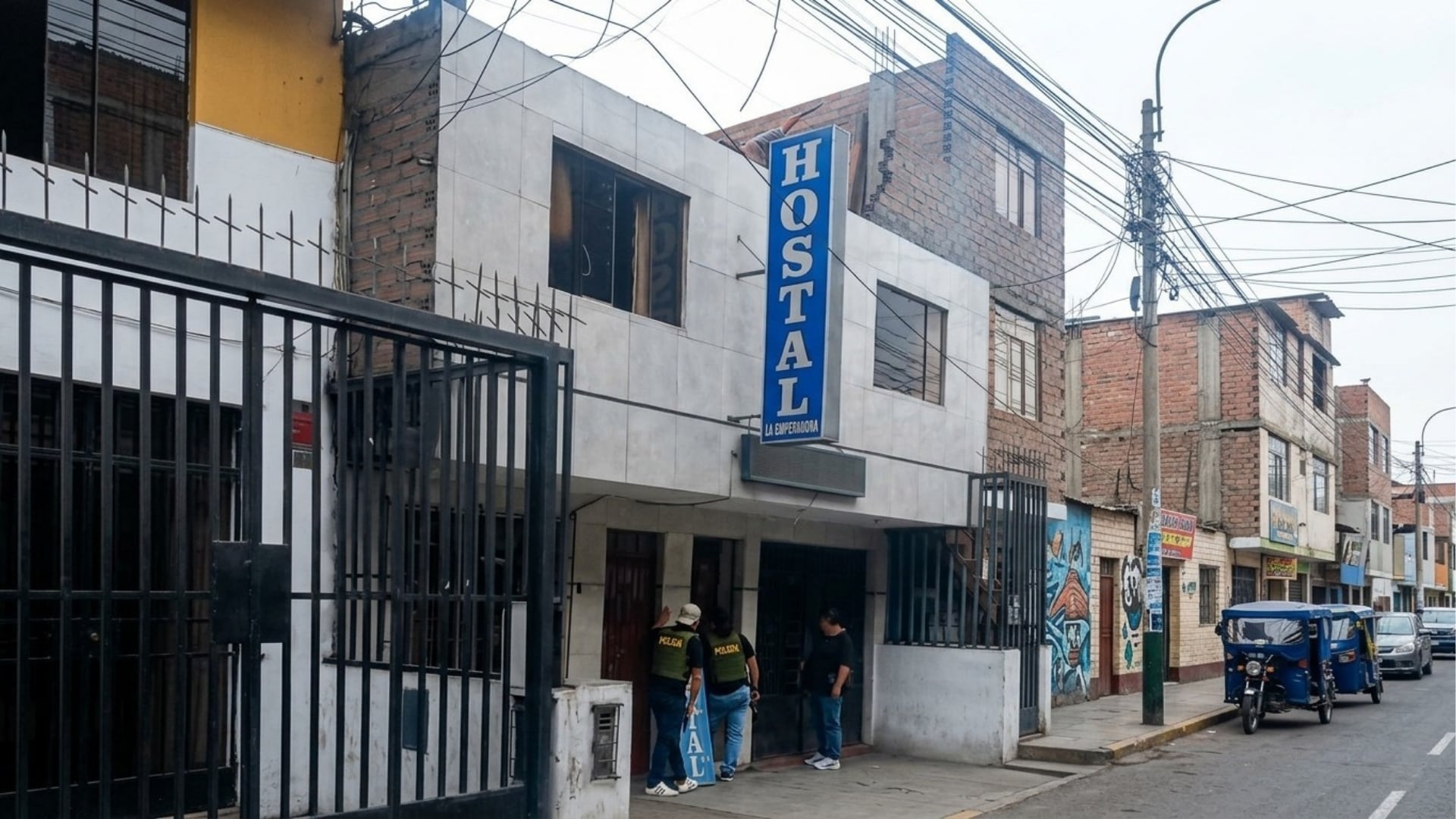 Agentes de la Policía Nacional del Perú intervienen un hostal en San Juan de Lurigancho vinculado con la captura de dos presuntos implicados en el secuestro de un estudiante. (Ministerio del Interior)