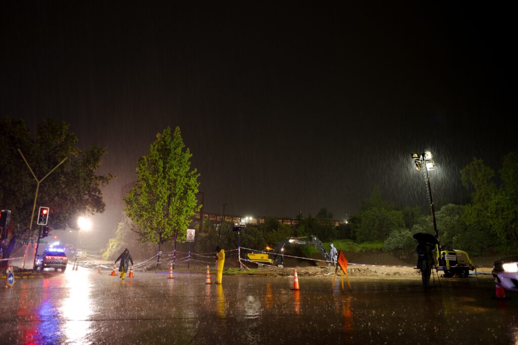 Trabajos en la comuna Las Condes, después de las inundaciones del 8 de octubre.