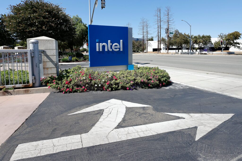 Intel sufre su mayor caída en Bolsa desde 1973: se hunde un 28,58% quemando 130.000 millones de dólares de capitalización
