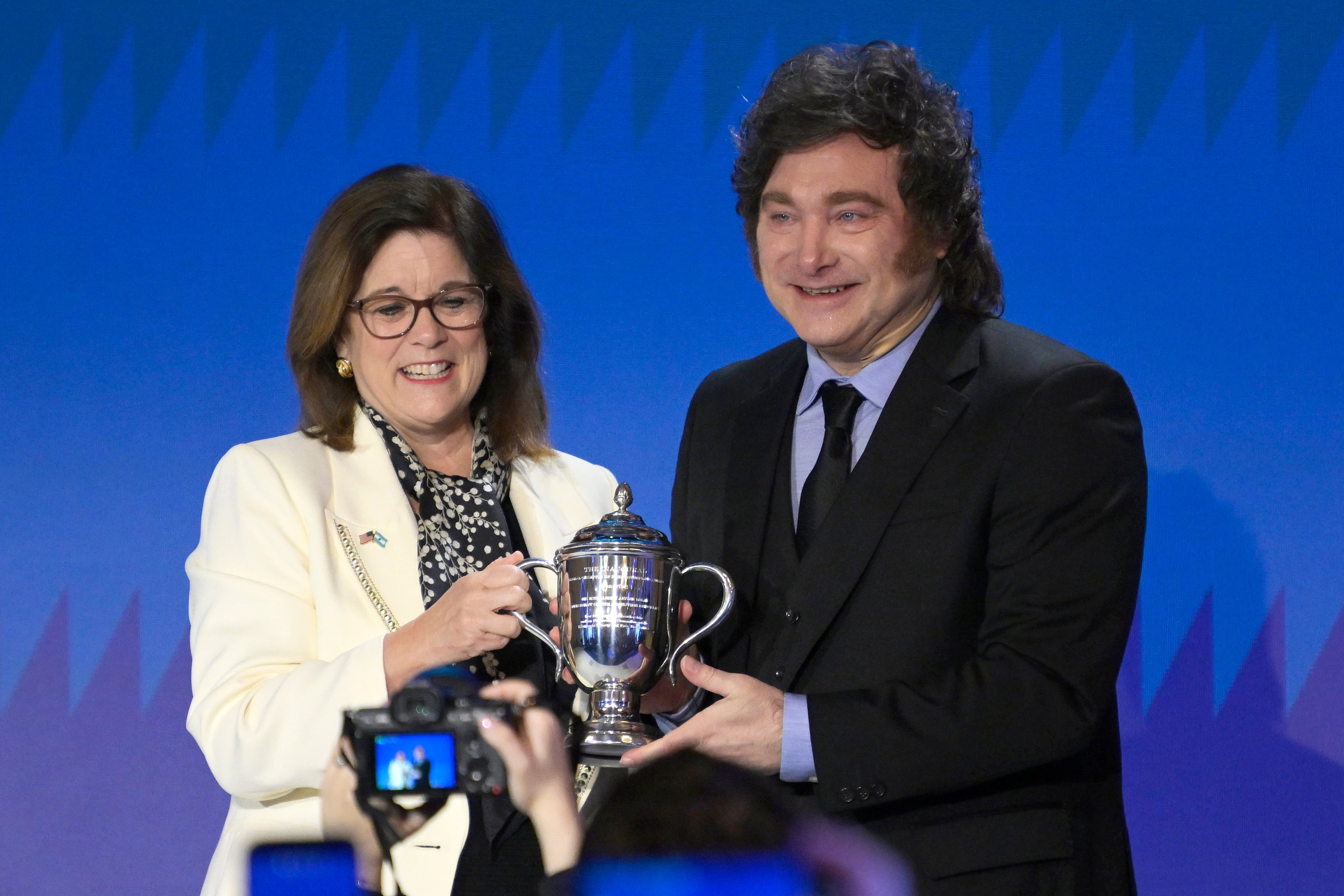 El presidente de Argentina, Javier Milei, recibe el premio 'Global Champions of Free Enterprise' de manos de la presidenta y directora ejecutiva de la Cámara de Comercio de Estados Unidos, Suzanne Clark, este jueves en la sede de la cámara en Washington (EE.UU.). Milei aseguró que su modelo de gestión económica 