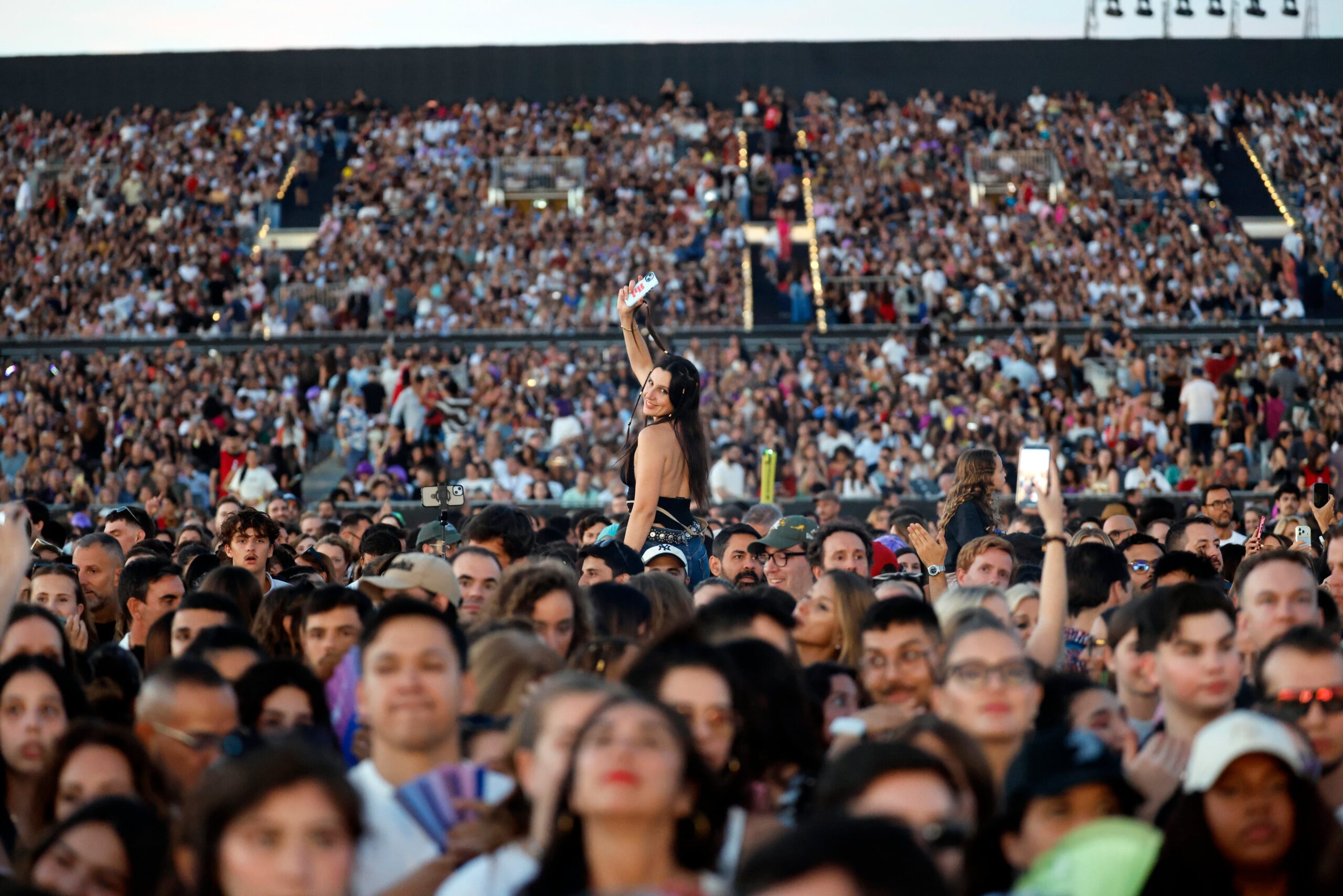 Cientos de miles de personas asisten a un concierto de Shakira en Madrid, el pasado 18 de septiembre.